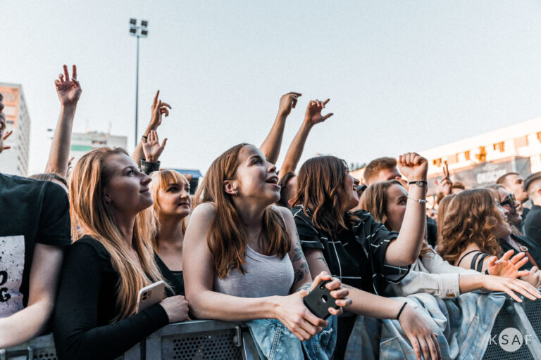 Studenci politechniki spędzają długie godziny nad projektami i zadaniami z matematyki wyższej