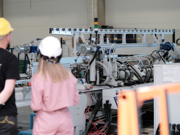 Studenci poznają tajniki pomiarów terenu i projektowania konstrukcji w nowoczesnych laboratoriach uczelni