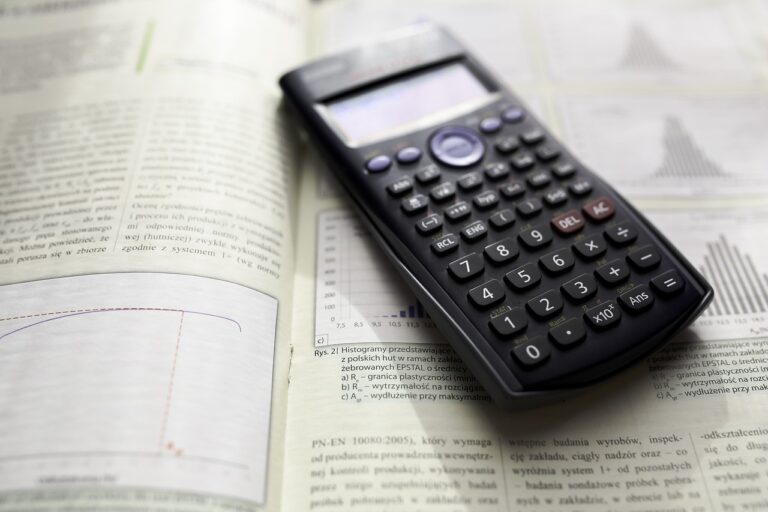 Zaawansowany kalkulator Casio oferuje szeroki zakres funkcji matematycznych i trygonometrycznych