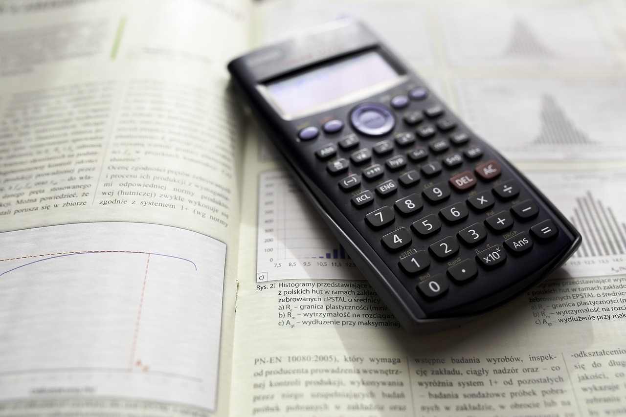 Zaawansowany kalkulator Casio oferuje szeroki zakres funkcji matematycznych i trygonometrycznych