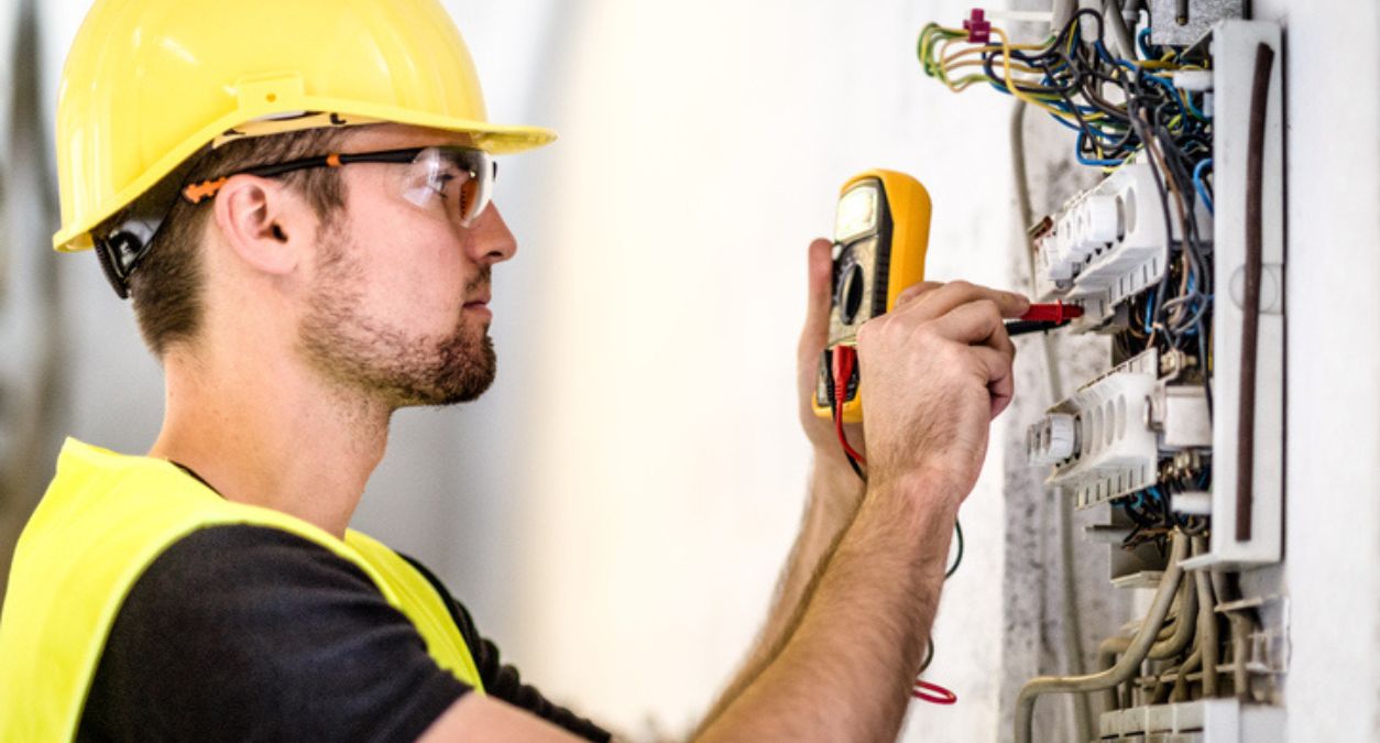 Elektryk z uprawnieniami SEP może wykonywać prace przy instalacjach i urządzeniach elektrycznych