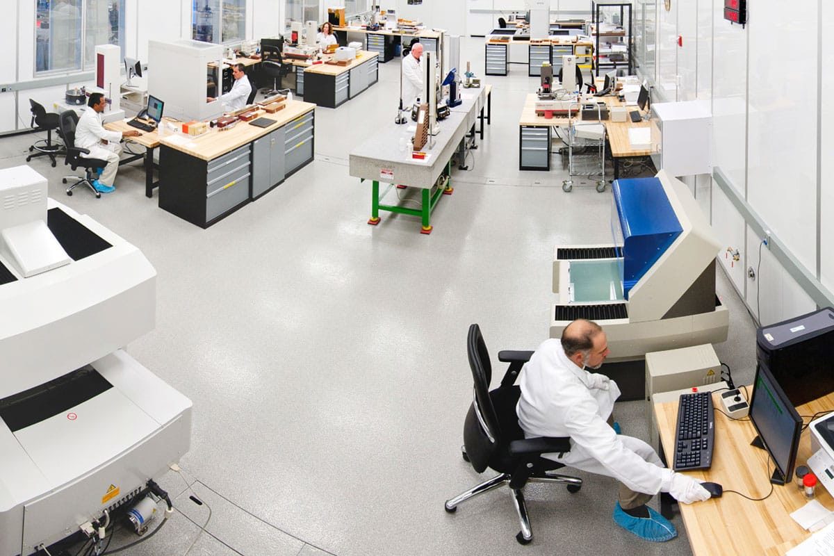 Hologram bezpieczeństwa w certyfikatach laboratoryjnych Pieczęć holograficzna na certyfikacie z mikroskopem i próbkami w tle laboratorium