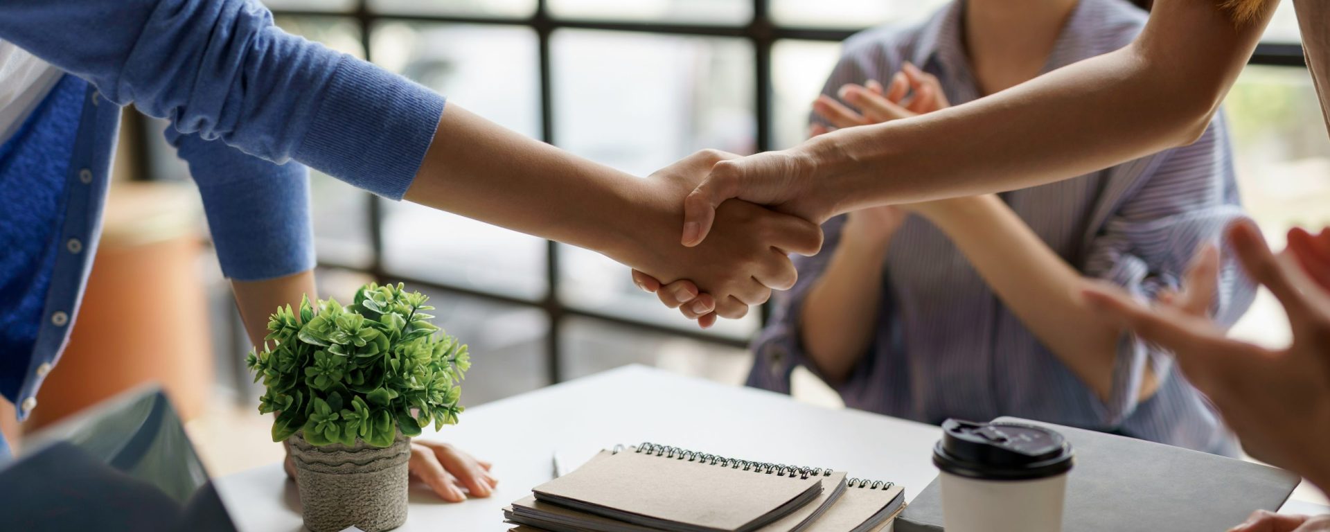 Praktyczne case studies dla inżynierów Grupa inżynierów dyskutuje case study biznesowe na zajęciach MBA w sali