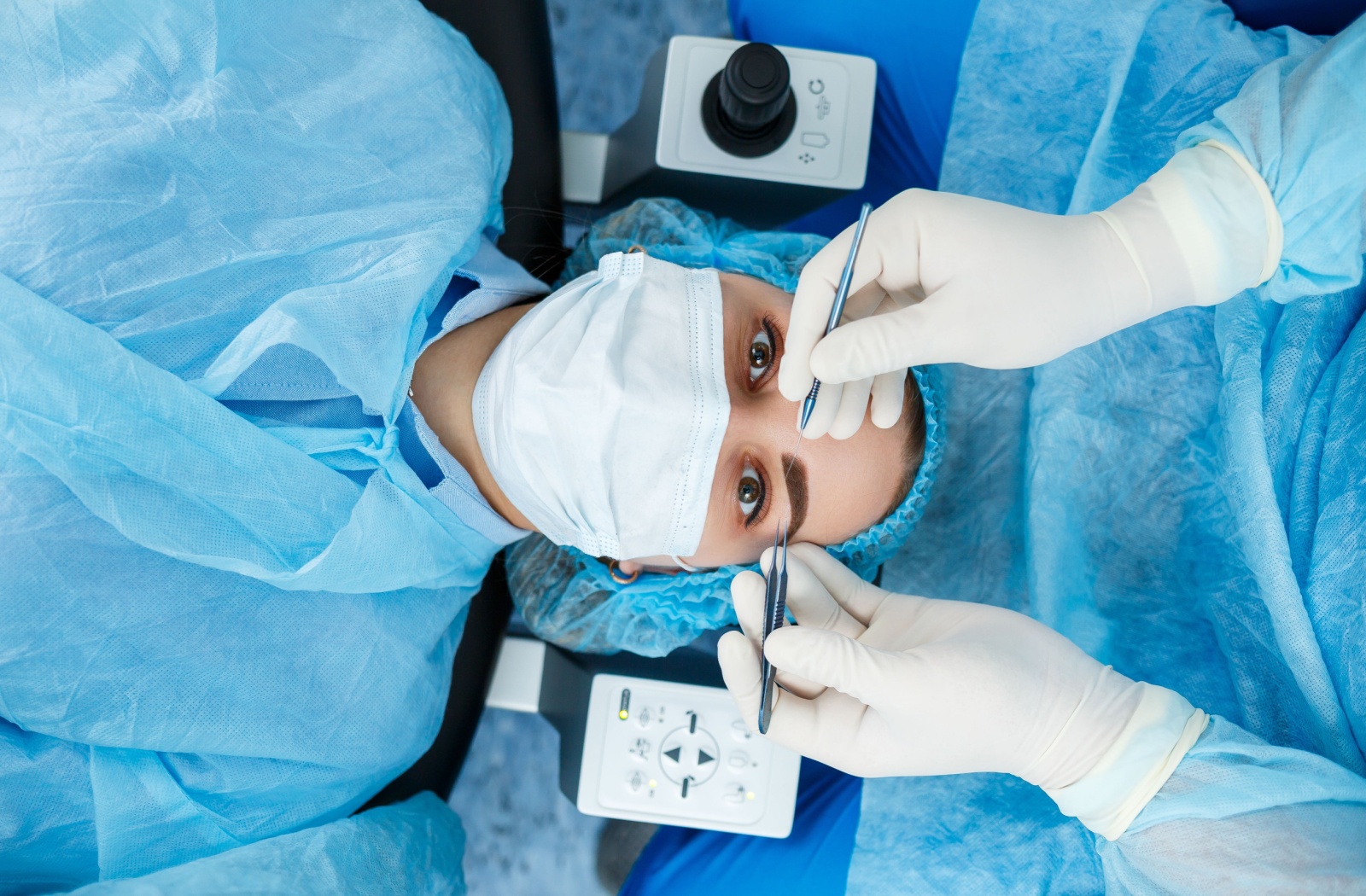 Laser diodowy półprzewodnikowy w laboratorium Czerwony laser diodowy emitujący skupioną wiązkę przez precyzyjną soczewkę
