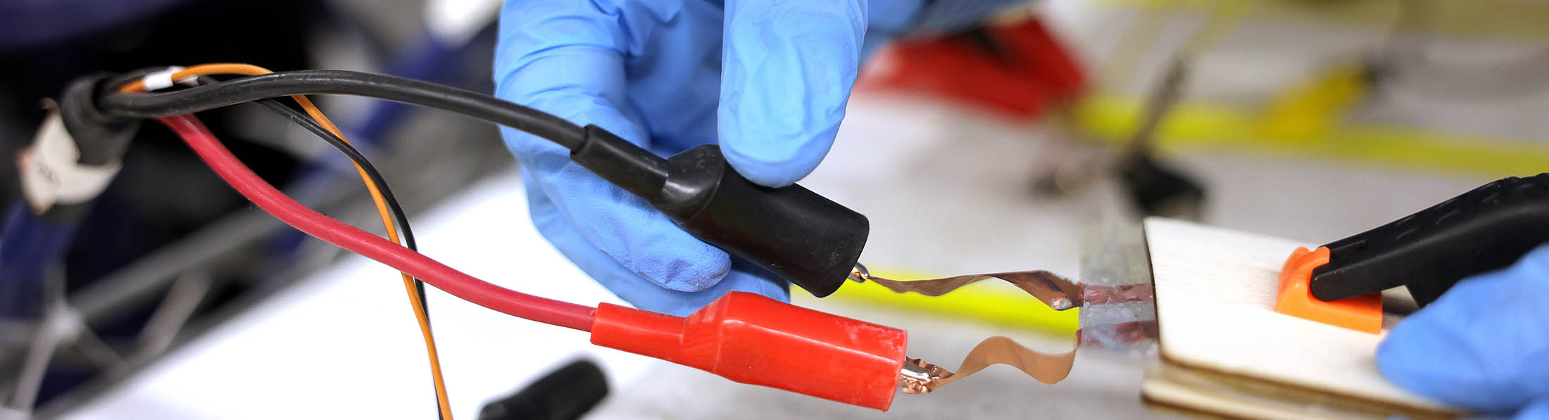 Silnik elektryczny BLDC z wirnikiem i statorami na stole warsztatowym inżyniera