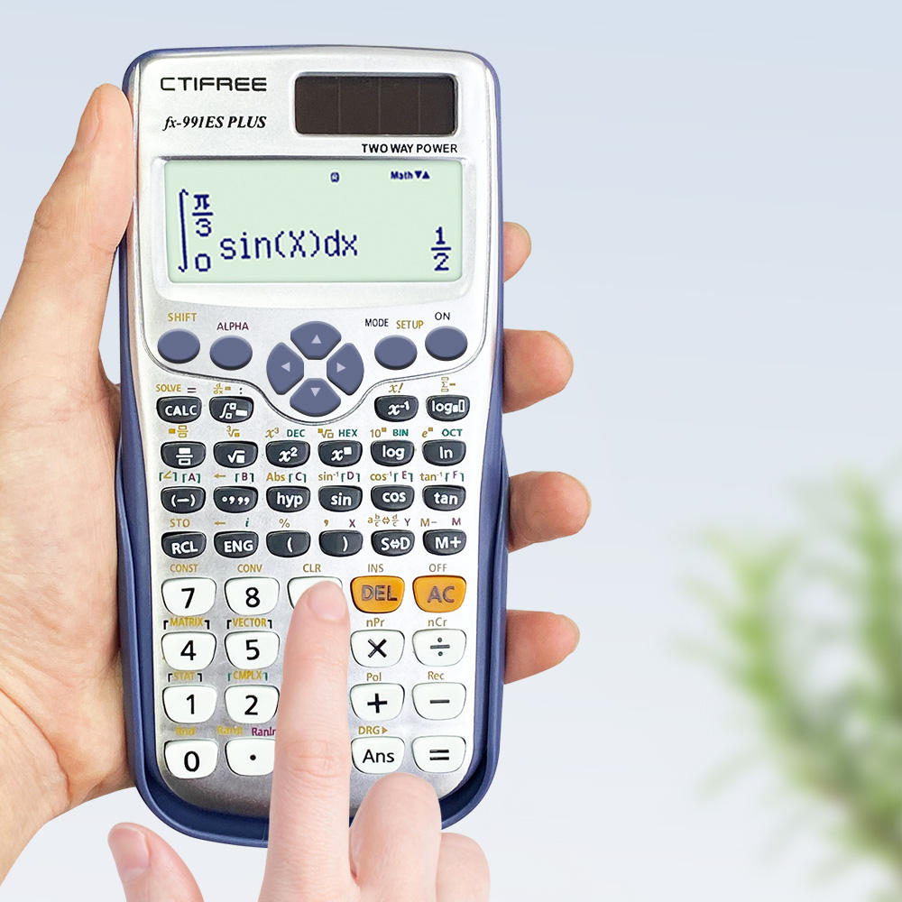 TI-36X Pro rozwiązywanie równań krok po kroku Wyświetlacz Texas Instruments TI-36X Pro pokazujący równanie algebraiczne