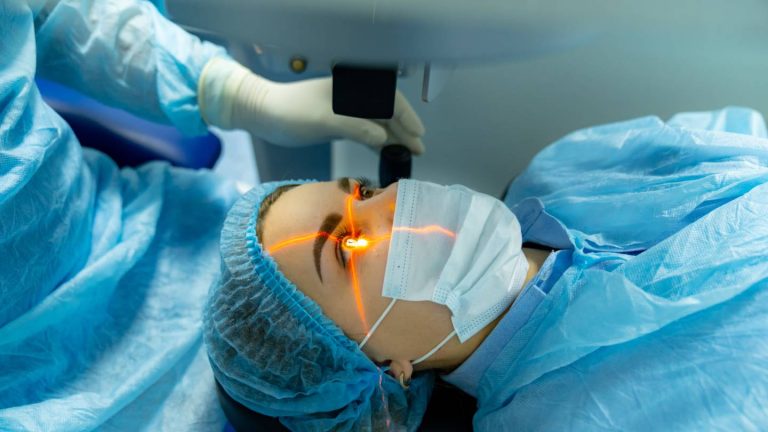 Nowoczesne laboratorium fotoniki z laserami soczewkami i detektorami światła