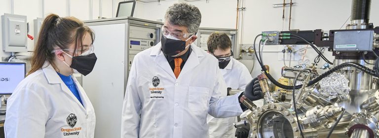 młody inżynier w koszuli siedzący naprzeciw rekrutera przy stole w nowoczesnym biurze