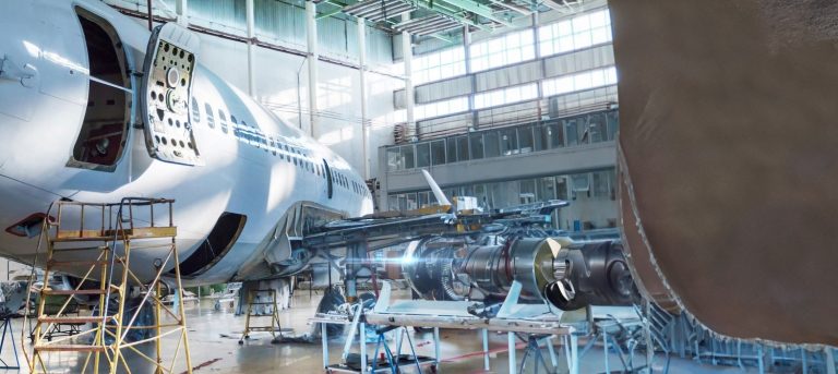 samolot pasażerski Boeing 787 z kompozytowym kadłubem na pasie startowym