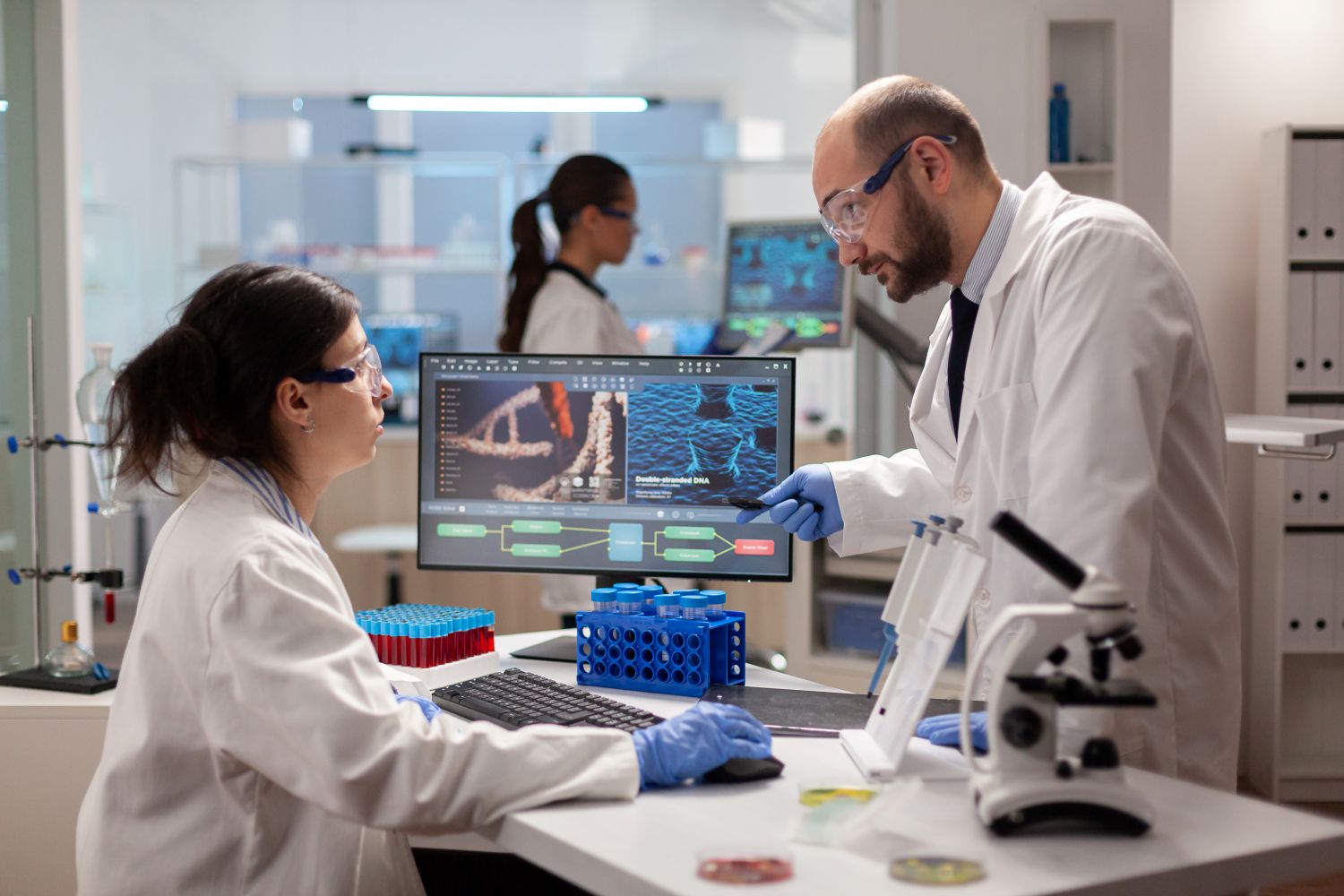nanomateriały w lotnictwie i kompozytach samolot z powłoką nanomateriałową lądujący na pasie startowym lotniska