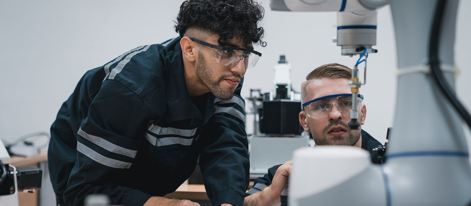 mała drukarka 3D drukująca prototyp urządzenia mechatronicznego