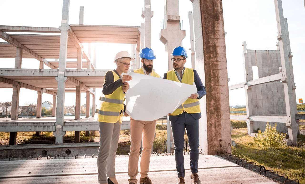 architektka prezentująca makietę nowoczesnego osiedla mieszkaniowego
