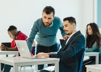 laboratorium cyberbezpieczeństwa na uczelni technicznej z monitorami i stanowiskami analitycznymi