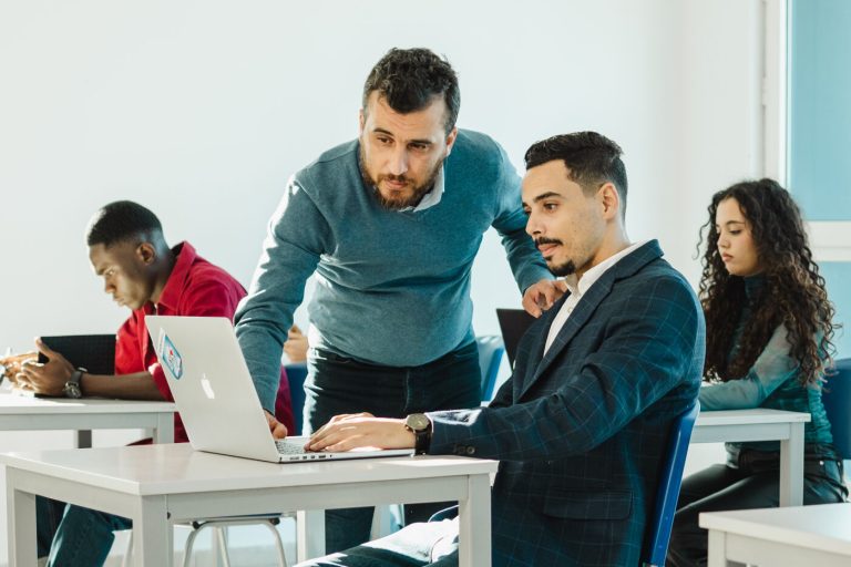 laboratorium cyberbezpieczeństwa na uczelni technicznej z monitorami i stanowiskami analitycznymi