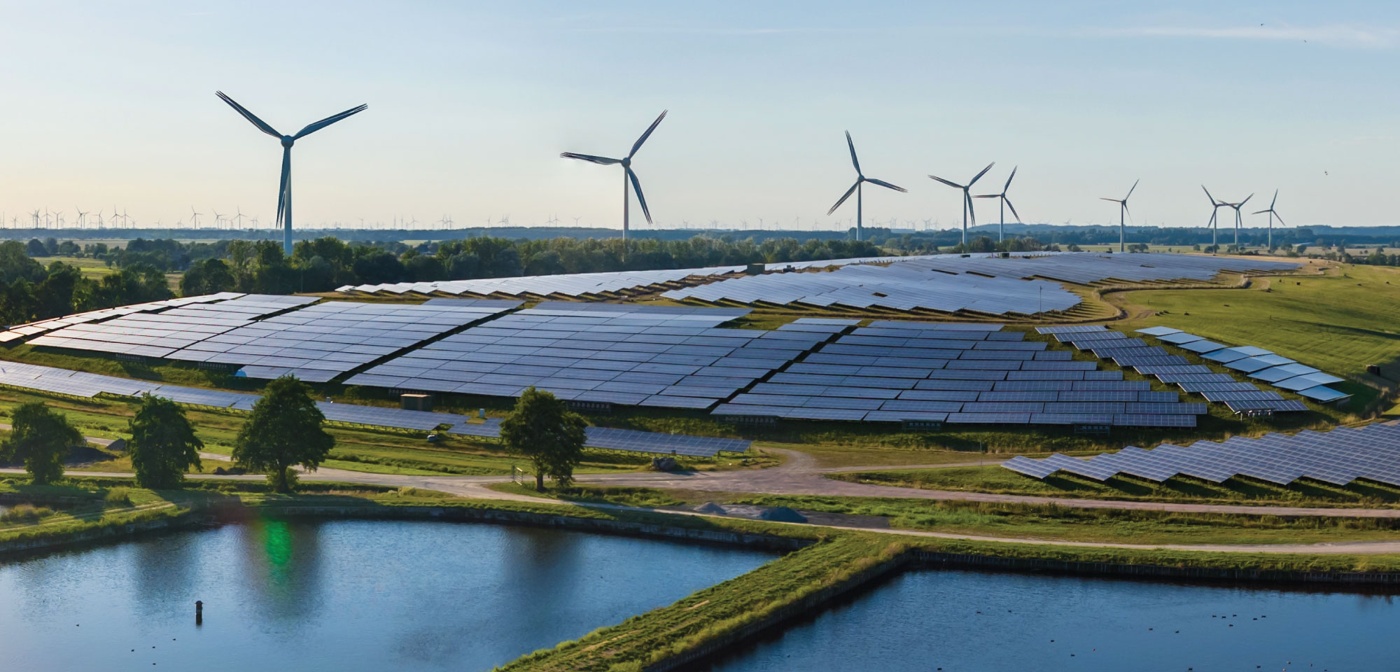 Energetyka słoneczna najczęściej akademickiej panele słoneczne na dachu budynku uczelni z widokiem na niebo