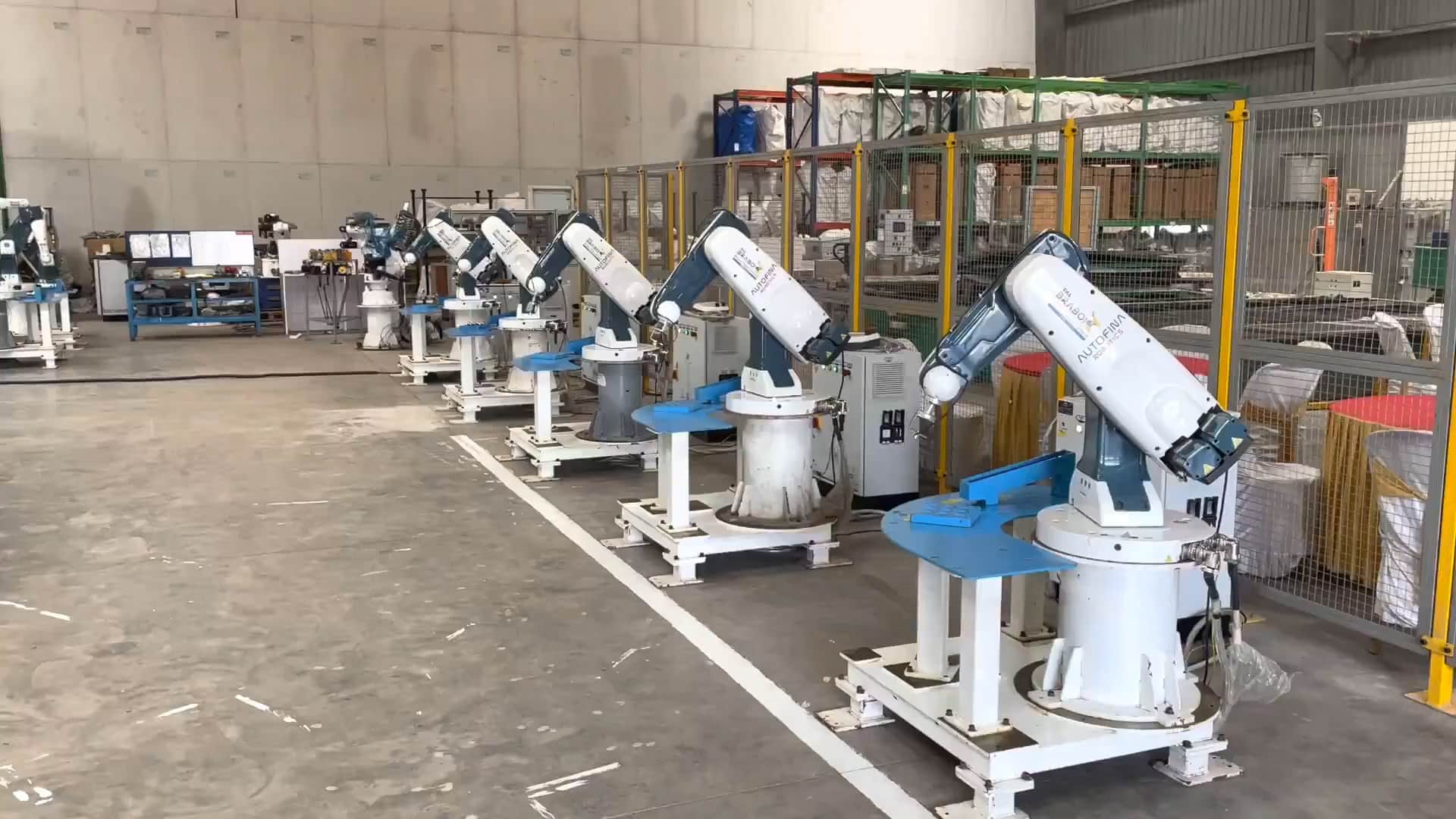 Precyzyjne ramię robota na montażu komponentów ramię robotyczne przy stanowisku montażowym