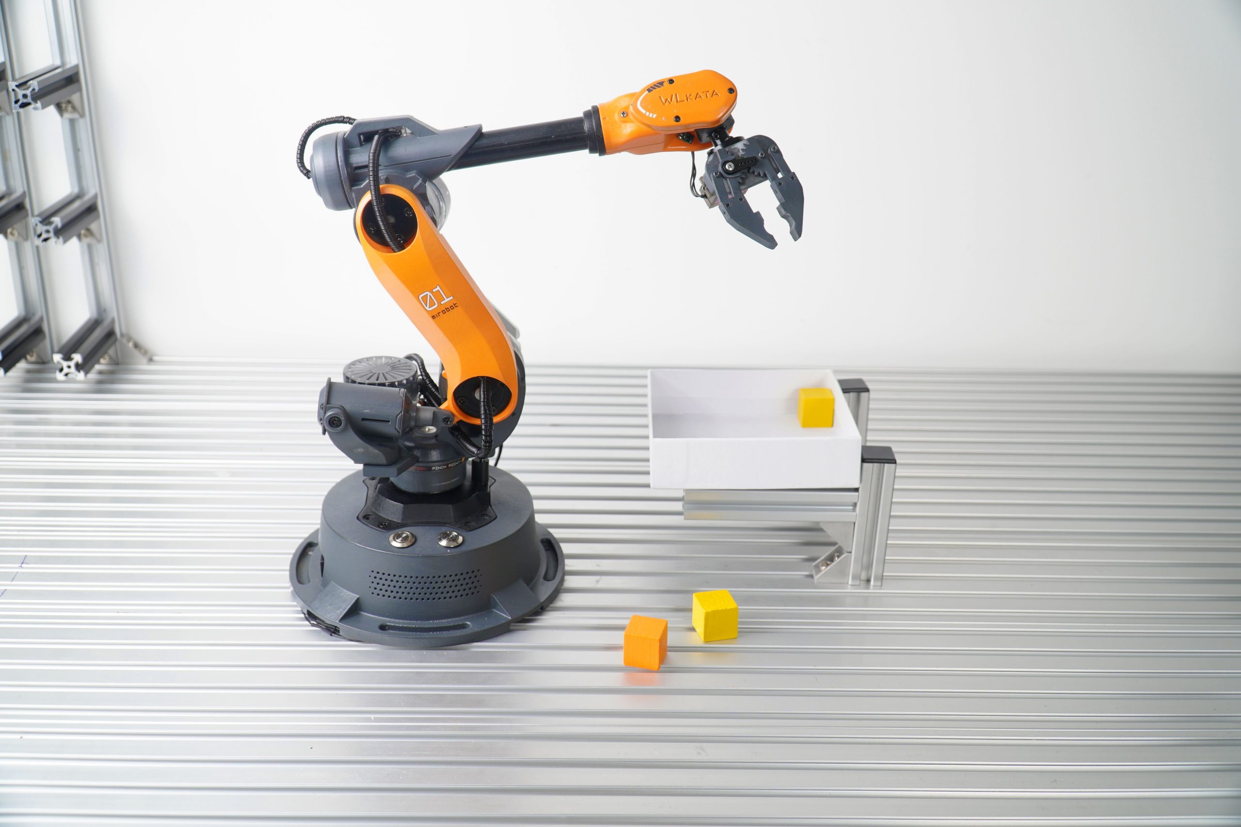 Praktyczne szkolenia z obsługi robotów przemysłowych szkolenie inżynierów przy manipulatorze przemysłowym