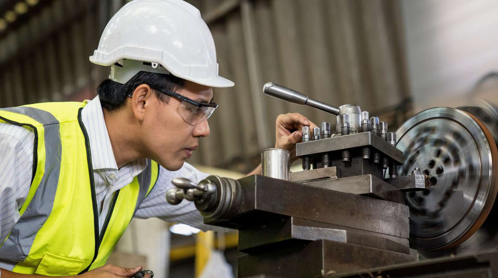 Precyzyjna obróbka CNC w klasycznej mechanice tokarka CNC obróbka precyzyjnych elementów metalowych metodą toczenia