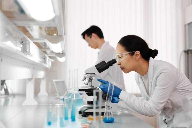 Inżynier biomedyczny przy stanowisku laboratoryjnym badającym prototyp urządzenia medycznego