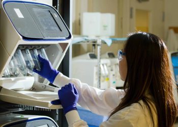 Inżynier biomedyczny w nowoczesnym laboratorium badawczym