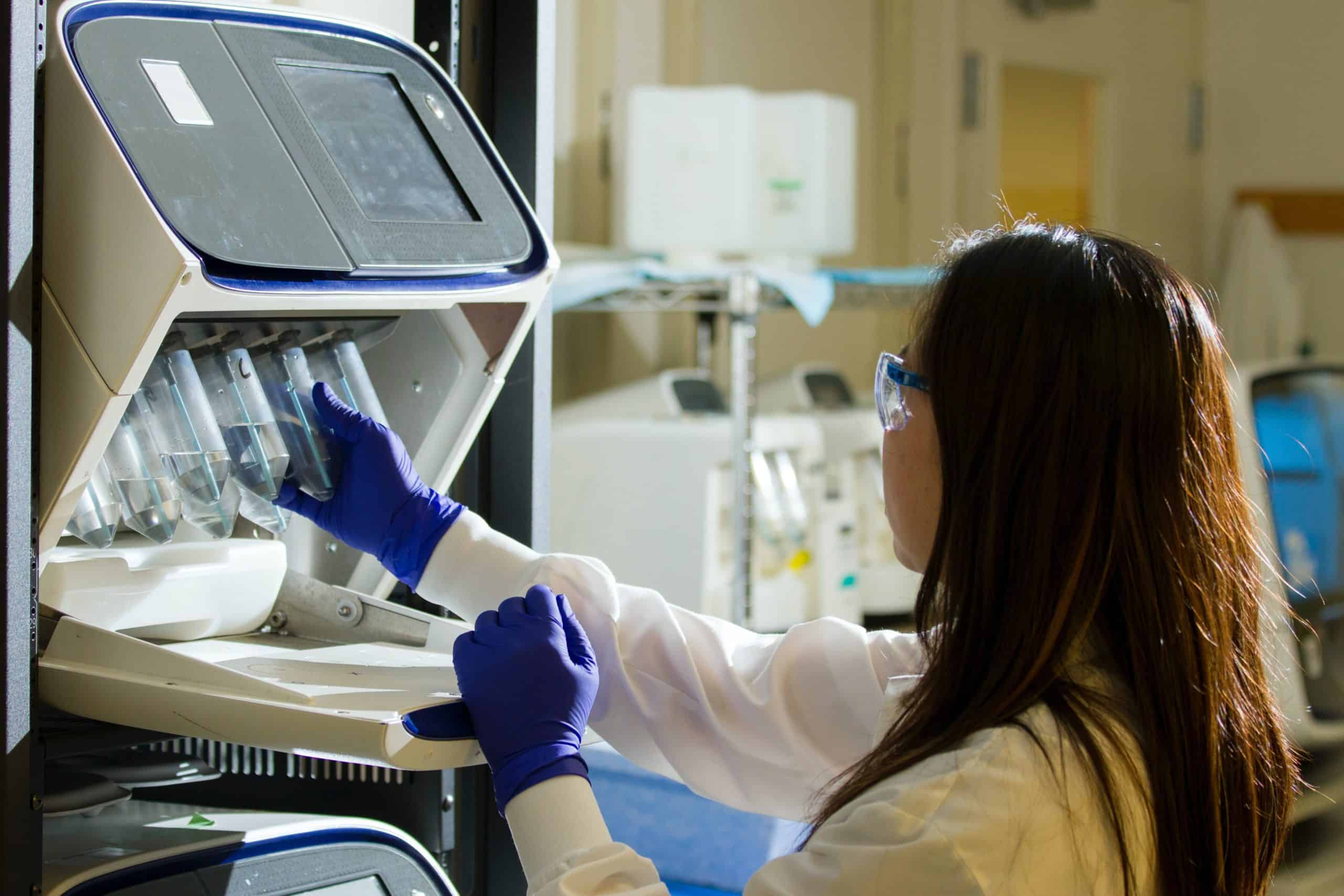 Inżynier biomedyczny w nowoczesnym laboratorium badawczym