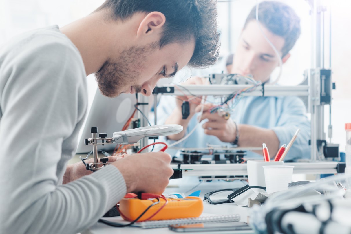Inżynier biomedyczny współpracujący z personelem medycznym w czasie konsultacji technicznych