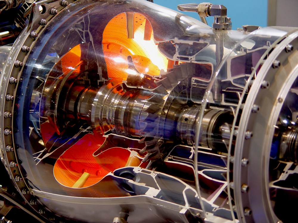 Prawdziwe doświadczenie w testowaniu urządzeń kosmicznych Praktykant przy montażu elektroniki satelitarnej w laboratorium technologii kosmicznych