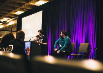 Ikona chmury AWS z połączonymi usługami EC2 S3 i Lambda w tle