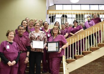 Nowoczesne laboratorium z certyfikatami akredytacyjnymi na ścianie i zaawansowanym sprzętem analitycznym