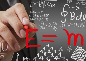 Ekran z edytorem tekstu naukowego pokazującym równania, wykresy i bibliografię