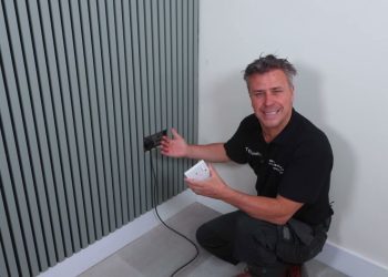 Schemat fal akustycznych rozchodzących się w pomieszczeniu z odbiciami i interferencją