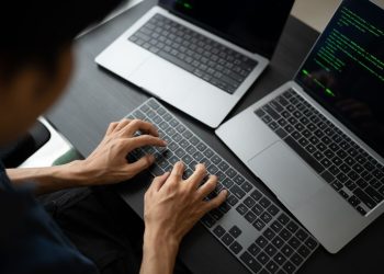 Grafika z rozdrożem dróg oznaczonym tablicami Informatyka ogólna i Informatyka stosowana