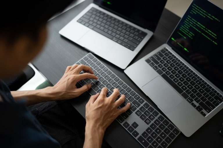 Grafika z rozdrożem dróg oznaczonym tablicami Informatyka ogólna i Informatyka stosowana