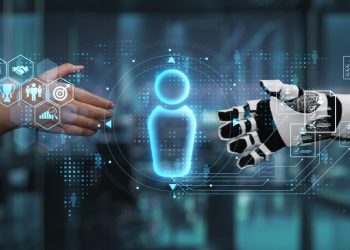 naukowcy i biznesmeni omawiający prototyp przy stole konferencyjnym w laboratorium