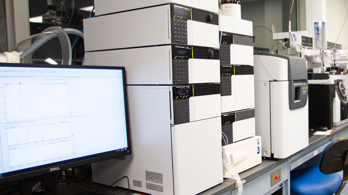 chromatograf gazowy z kolumną i detektorem podłączony do komputera