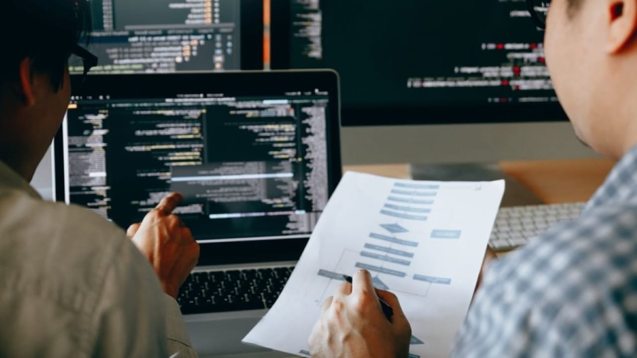 Dyplom ukończenia kursu Java na biurku obok laptopa z certyfikatem