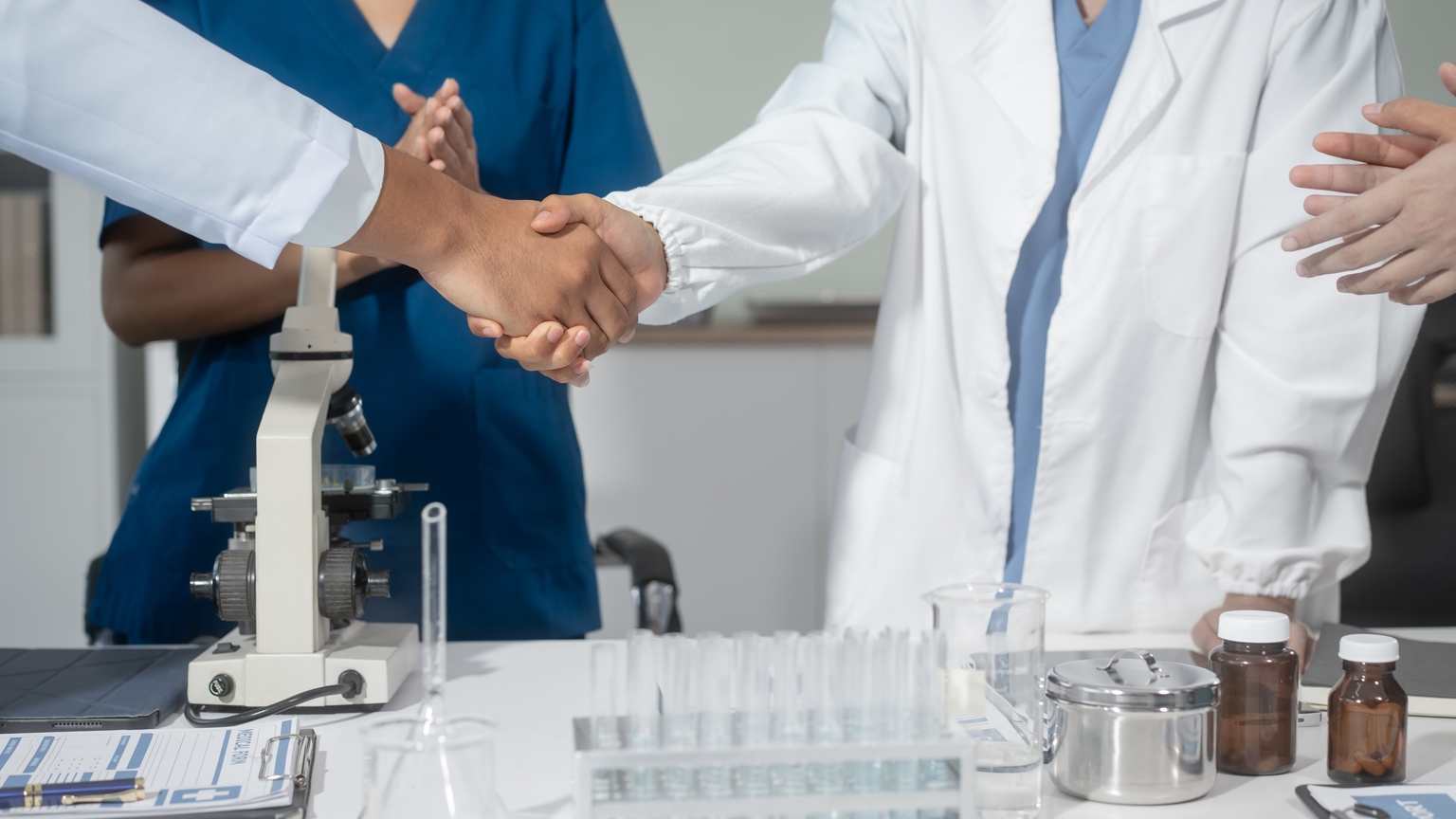 prototyp z badań gotowy do komercji prototyp robota na stole obok dokumentów patentowych i laptopa