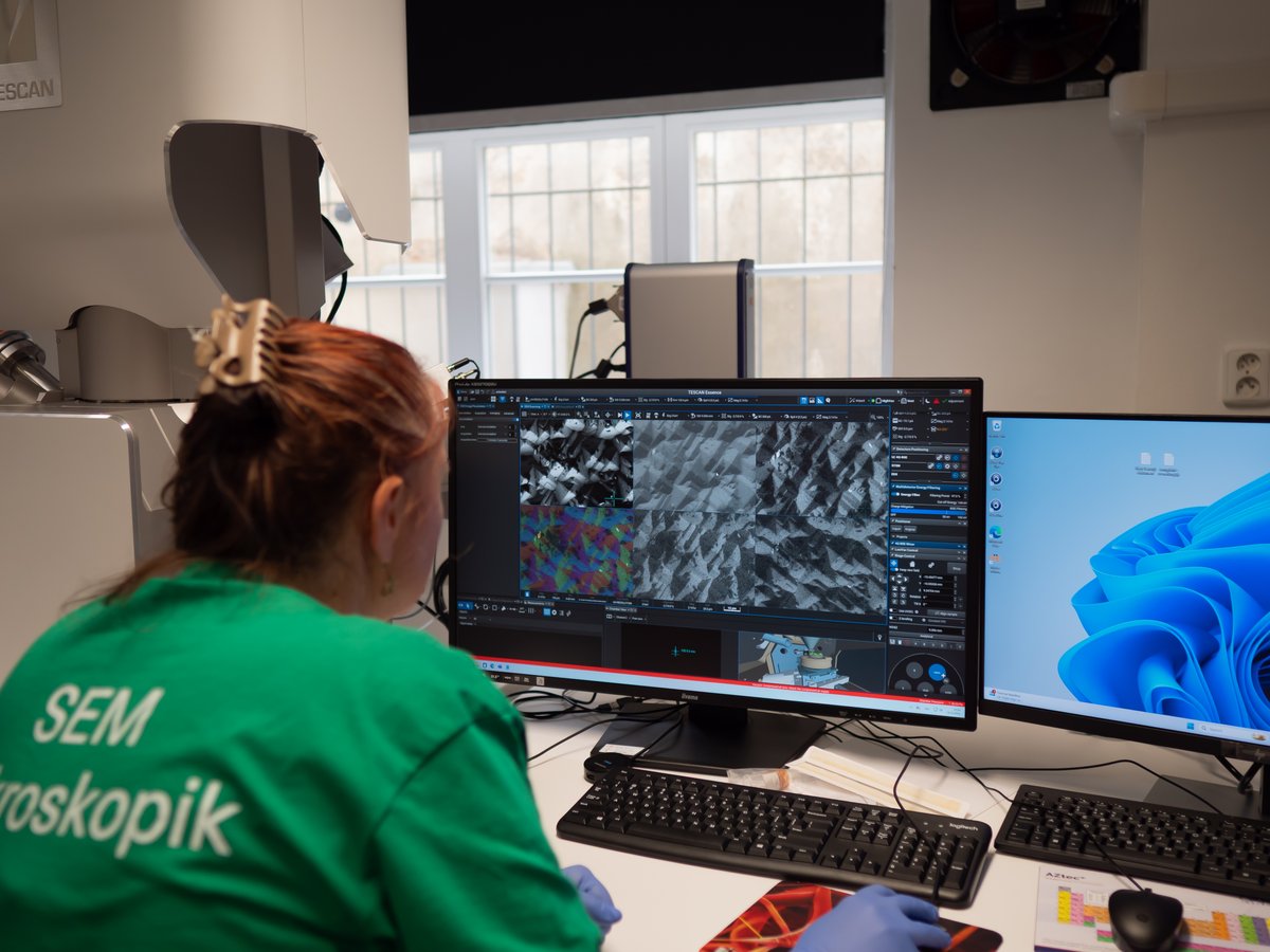 sala z mikroskopami elektronowymi na politechnice sala laboratoryjna z trzema mikroskopami elektronowymi i stołami roboczymi