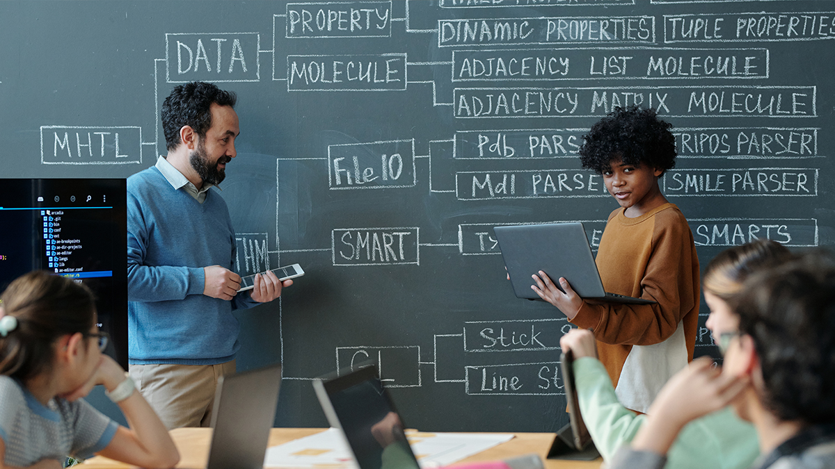 absolwent w tobie odbiera dyplom z analizy danych wśród rodziny i wykładowców