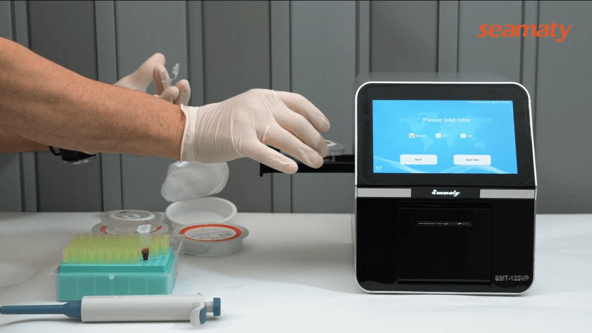 spektrometr UV-Vis z kuwetą zawierającą kolorowy roztwór chemiczny