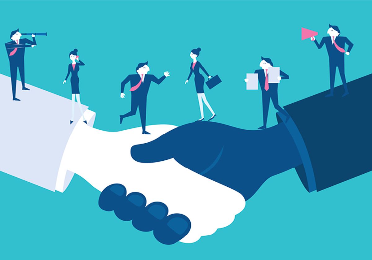 prezentacja wynalazku inwestorom młody naukowiec demonstrujący urządzenie inwestorom w sali spotkań