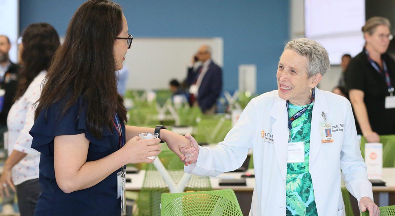 szkolenie z komercjalizacji dla badaczy mentor biznesowy szkolący naukowców w sali z flipchartem i notatkami