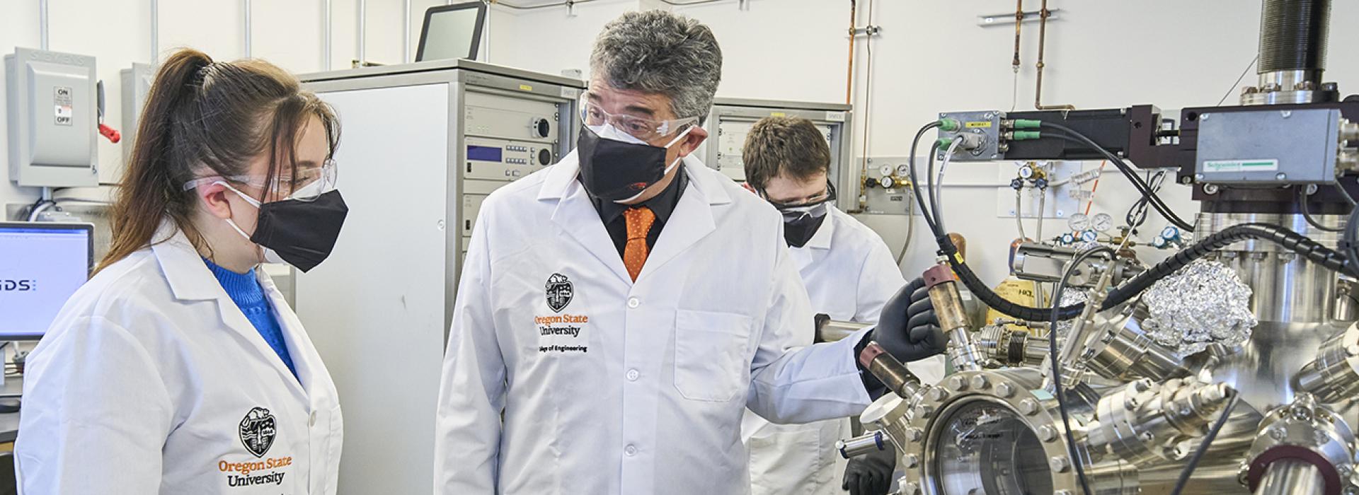 młody inżynier w koszuli siedzący naprzeciw rekrutera przy stole w nowoczesnym biurze