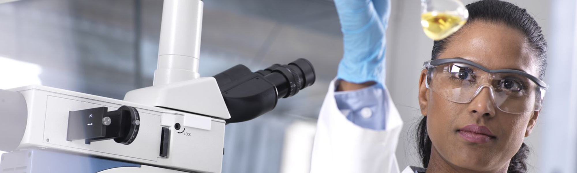 robot chirurgiczny wstrzykujący terapię genową z precyzyjną igłą