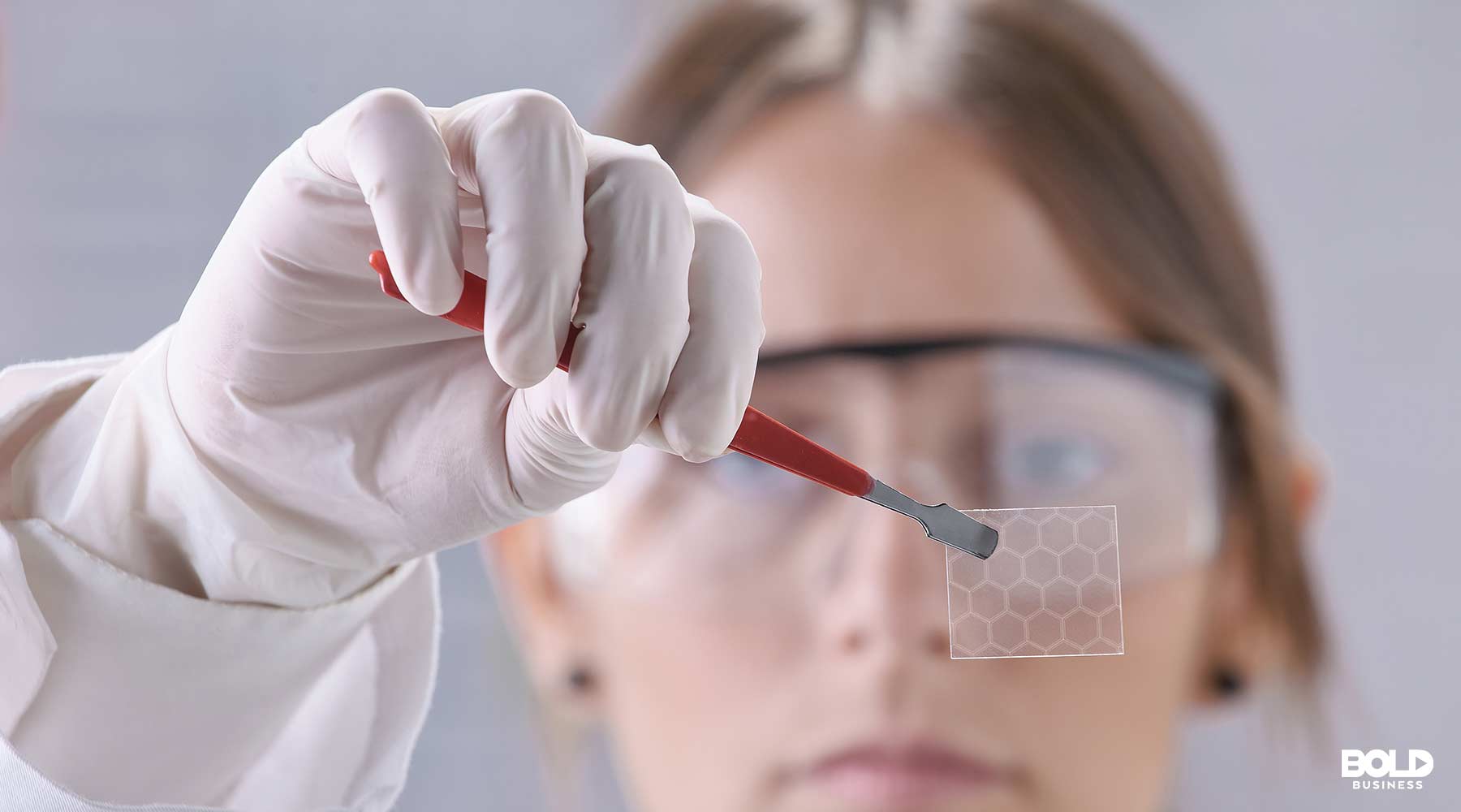 bateria litowo-jonowa z nanoelektrodami ładowana w laboratorium energetycznym