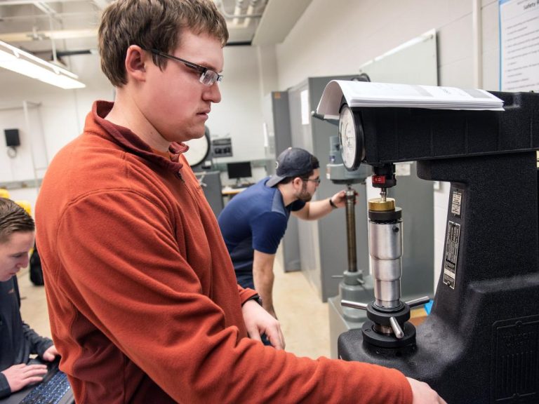 nowoczesne laboratorium BHP na politechnice z studentami przy sprzęcie ochronnym