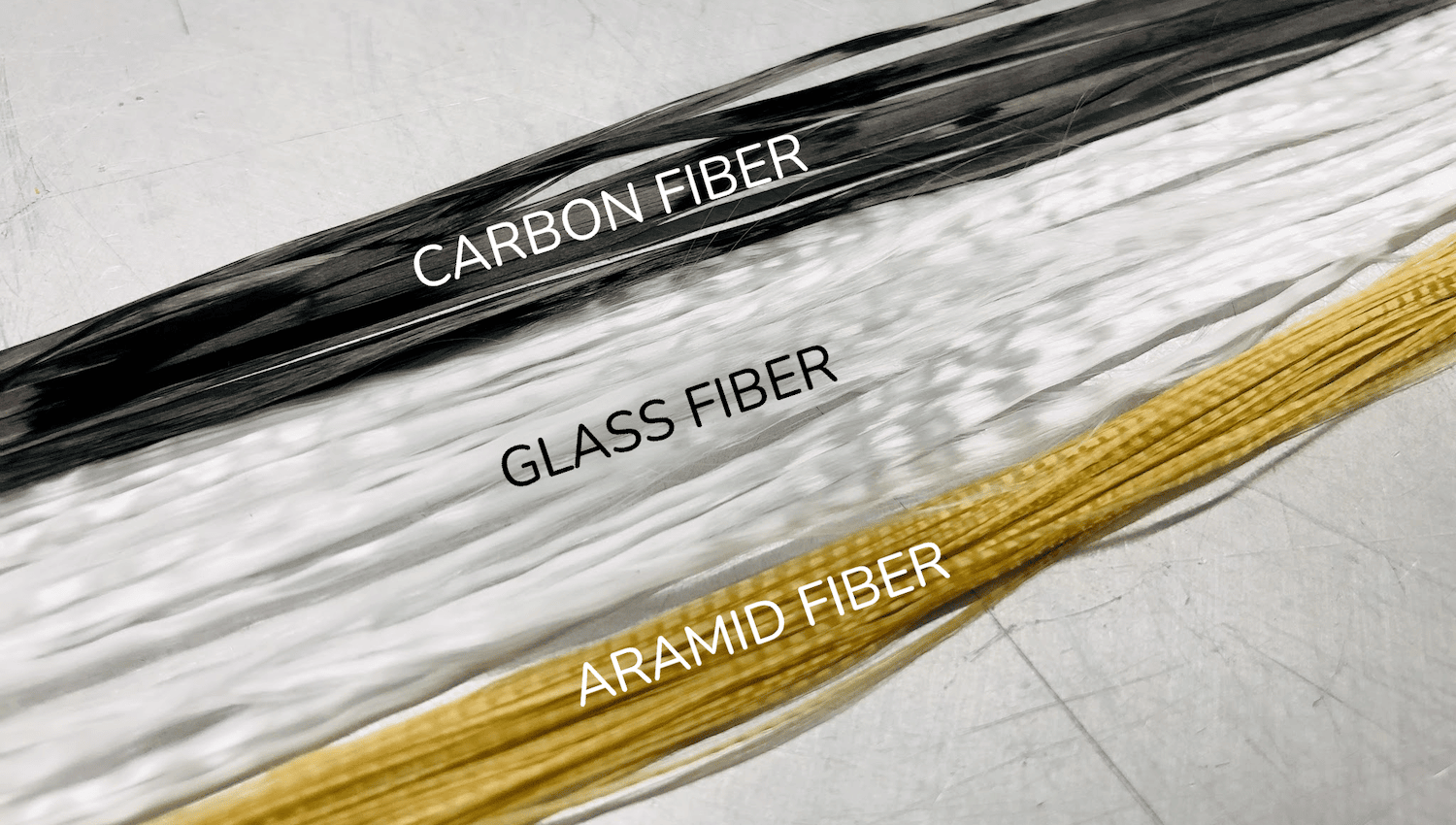 rolka czarnego włókna węglowego rozwijana w fabryce lotniczej