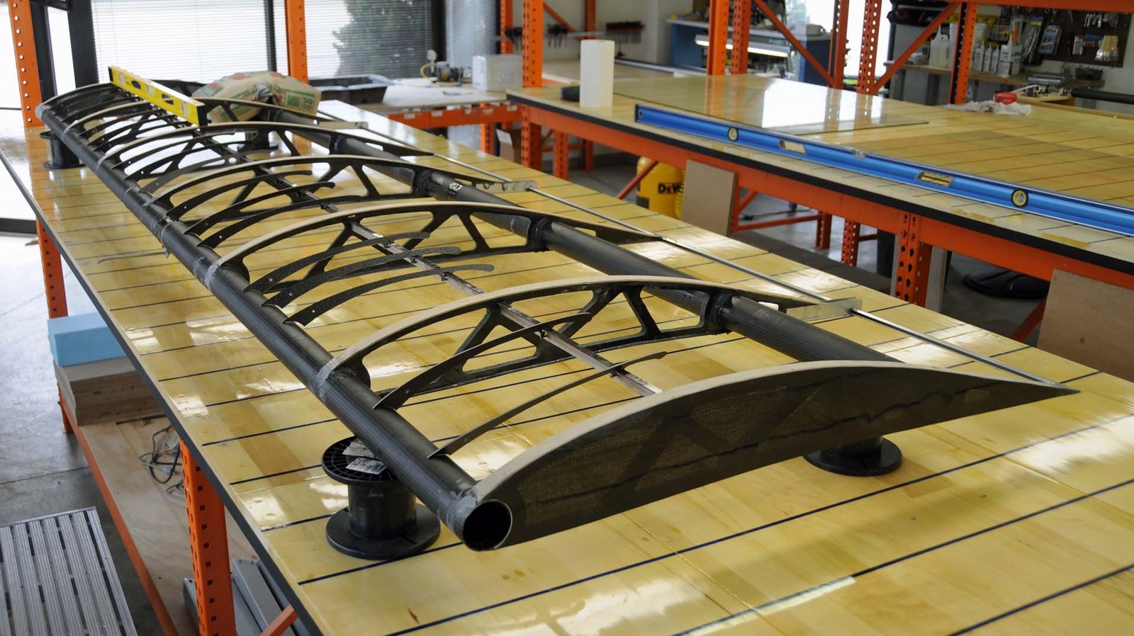 autoklaw ciśnieniowy z częściami lotniczymi podczas utwardzania