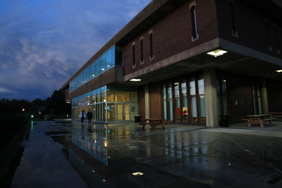 grupa studentów analizująca dane z ekranu komputera w sali laboratoryjnej