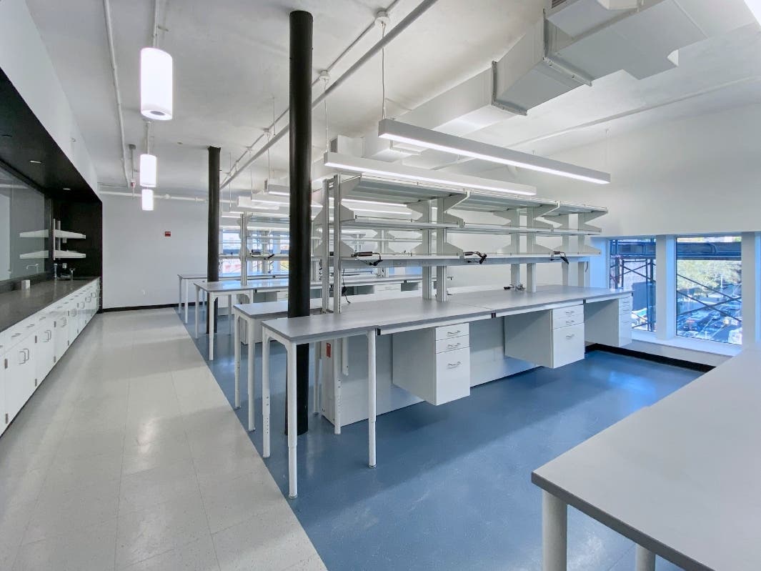 ekran holograficzny wyświetlający strukturę molekularną nowego leku